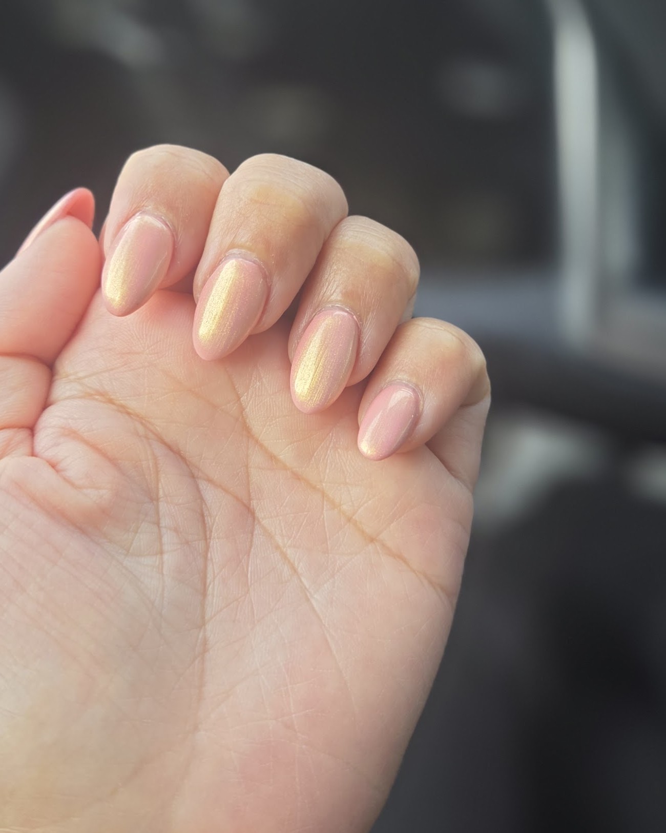 Nude amandelnagels met een parelmoerglans
