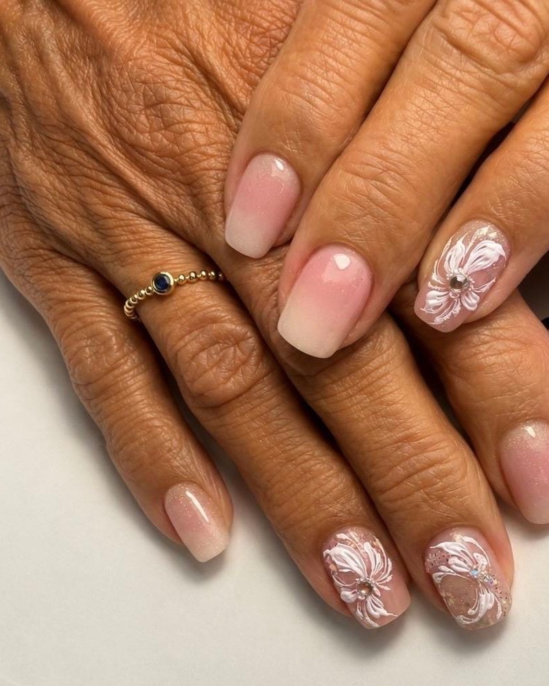 Nude ombre nagels met witte 3D bloemen