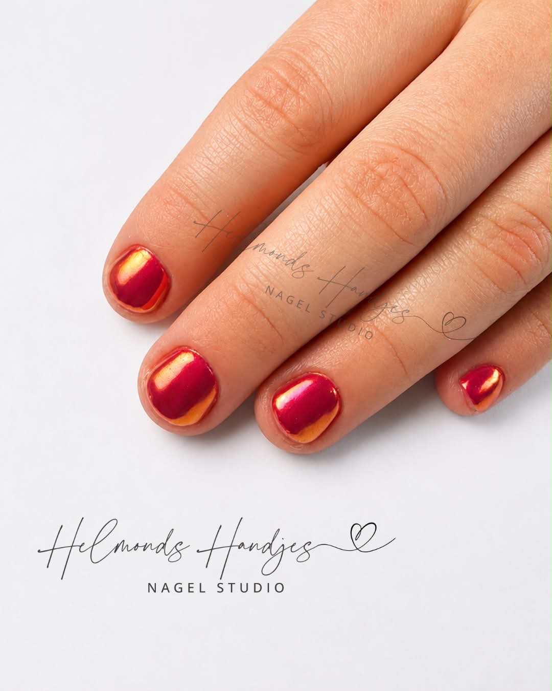Korte nagels in rode chrome